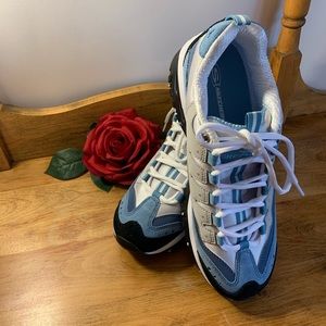 **NEW** Sketchers sneakers size 10